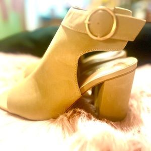 Open toe Mules. Never used. Perfect condition. Size 8
